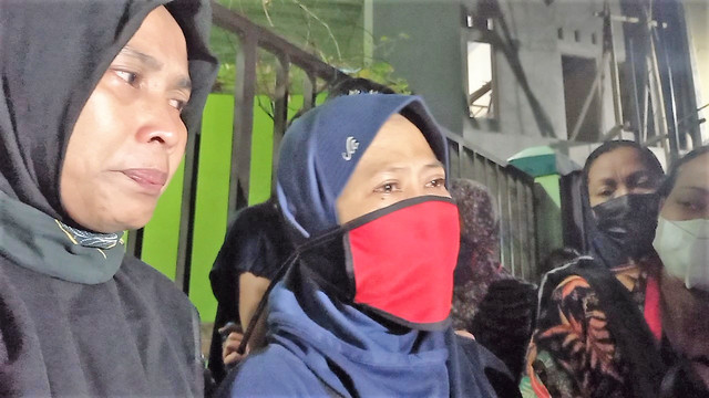 Sejumlah guru TK Aisyiyah, Kartasura menangis saat berada di rumah korban UF di Ngabeyan, Sukoharjo. FOTO: Agung Santoso
