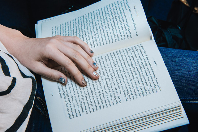 Ilustrasi novel komedi romantis terbaik. Foto: unsplash