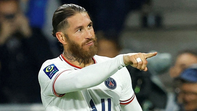 Selebrasi pemain Paris Saint-Germain (PSG) Sergio Ramos usai mencetak gol ke gawang Angers pada pertandingan lanjutan Liga Prancis di Stade Raymond Kopa, Angers, Prancis.
 Foto: Stephane Mahe/REUTERS