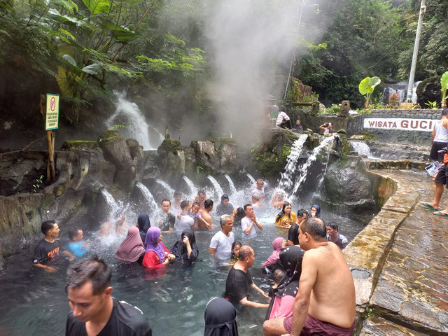Pengunjung mandi air panas di pancuran 7 Guci, Tegal. (bentar/panturapost.com) 