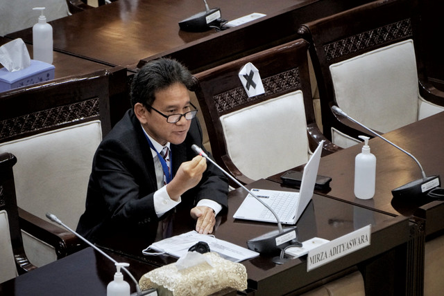 Calon Wakil Ketua DK OJK Mirza Adityaswara mengikuti uji kepatutan dan kelayakan di Komisi XI DPR RI, Rabu (6/4/2022). Foto: Jamal Ramadhan/kumparan