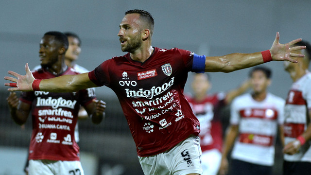 Selebrasi pemain Bali United Ilija Spasojevic usai mencetak gol ke gawang Madura United. Foto: Fikri Yusuf/ANTARA FOTO