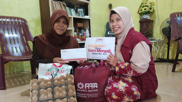 Penyaluran sedekah Jumat berupa bingkisan untuk guru ngaji. 