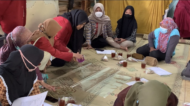 Proses pembuatan adonan keripik kaca. (Kredit foto: Selly Dayanti/KKN 140 UMY)