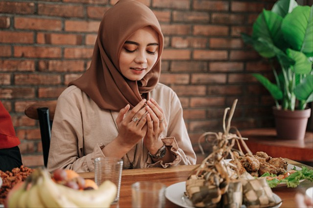 Ilustrasi umat Muslim yang menjalankan ibadah puasa. Foto: Unsplash