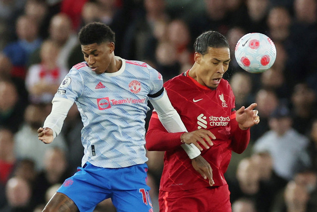 Pemain Liverpool Virgil van Dijk berebut bola dengan pemain Manchester United Marcus Rashford pada pertandingan lanjutan Liga Inggris di Anfield, Liverpool, Inggris.
 Foto: Phil Noble/REUTERS
