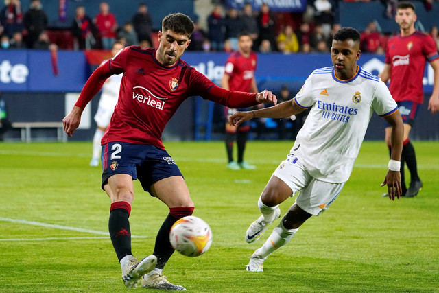 Pemain Real Madrid Rodrygo berusaha merebut bola dari pemain Osasuna pada pertandingan lanjutan Liga Spanyol Stadion El Sadar, Pamplona, Spanyol. Foto: Vincent West/REUTERS