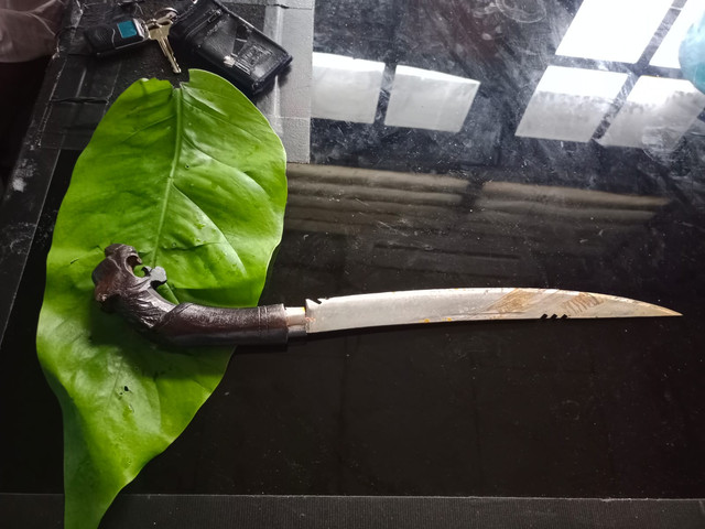 Pisau yang digunakan pelaku menikam korban