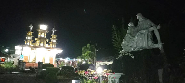 Patung Mater Dolorosa yang berada di taman kota Larantuka yang menjadi salah satu lokasi doa umat Katolik. Foto : Istimewa