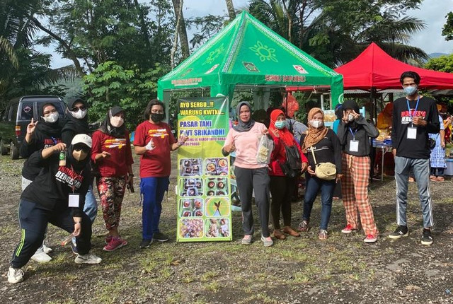 kegiatan pasar tani Kelompok Wanita Tani (KWT) Srikandhi Teganing III, Hargotirto, di Waduk Sermo, Kulon Progo (Minggu, 30/01/2022)