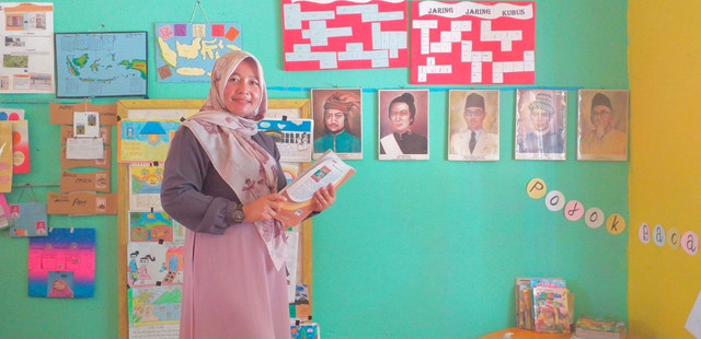 Deni Sulistiowati Ningsih guru inspiratif dari SDN 61/X Talang Babat, Tanjab Timur, Jambi. Foto: Bahara Jati/Jambikita.id