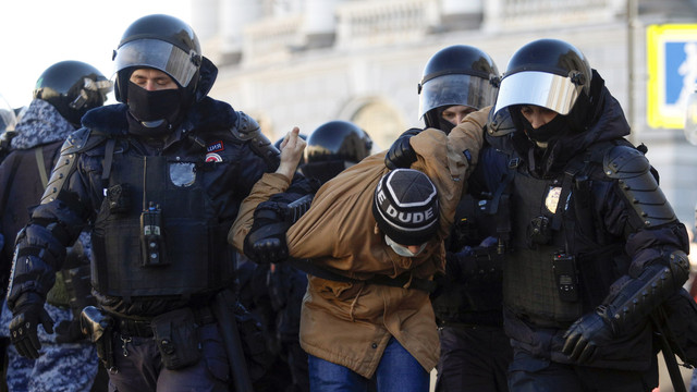 Petugas menahan seorang demonstran selama protes anti-perang di St Petersburg, Rusia, Minggu (6/3/2022). Foto: Valentin Yegorshin/TASS/via REUTERS