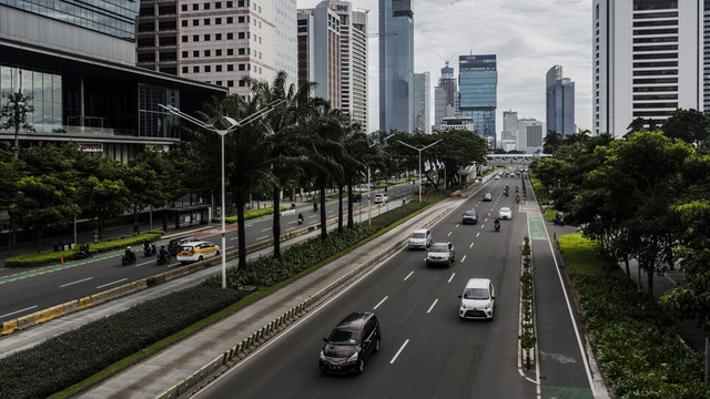 Kendaraan melintas di Jalan Jenderal Sudirman, Jakarta, Jumat (29/4/2022). Foto: ANTARA FOTO/Aprillio Akbar