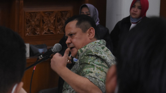 Terdakwa mantan Kadiv Hubinter Polri Irjen Pol Napoleon Bonaparte  saat menjalani sidang kasus dugaan penganiayaan terhadap narapidana kasus penistaan agama Muhammad Kosman alias M. Kace di Pengadilan Negeri Jakarta Selatan, Kamis (24/3). Foto: Indrianto Eko Suwarso/ANTARA FOTO