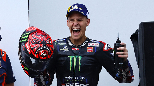 Pebalap Monster Energy Yamaha Fabio Quartararo merayakan kemenangannya di Sirkuit Mandalika, Minggu (20/3/2022). Foto: Willy Kurniawan/Reuters