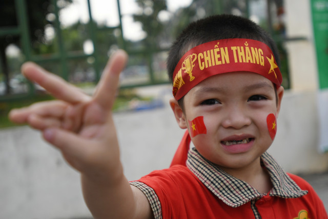 Seorang bocah Vietnam berpose di kompleks Stadion Viet Tri, Phu Tho, Vietnam, Jumat (6/5/2022). Foto: Aditya Pradana Putra/ANTARA FOTO