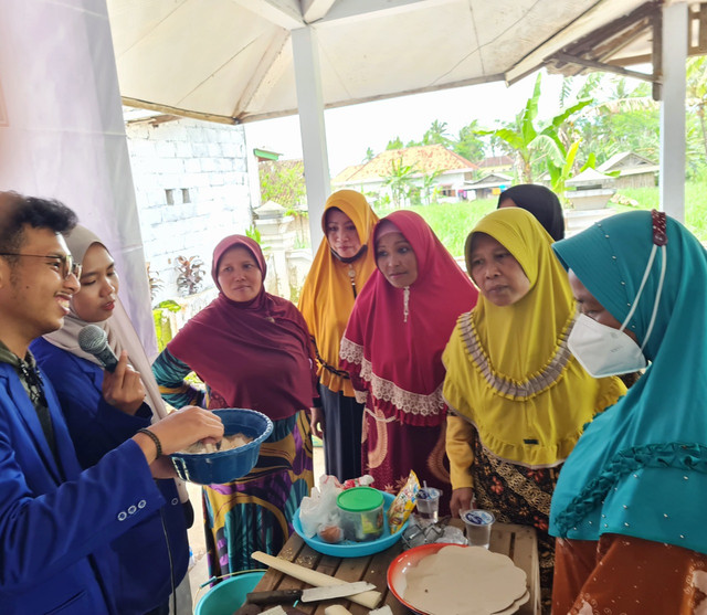 Pelatihan olahan makanan dari pisang untuk UKM oleh mahasiswa UM. Foto: dok