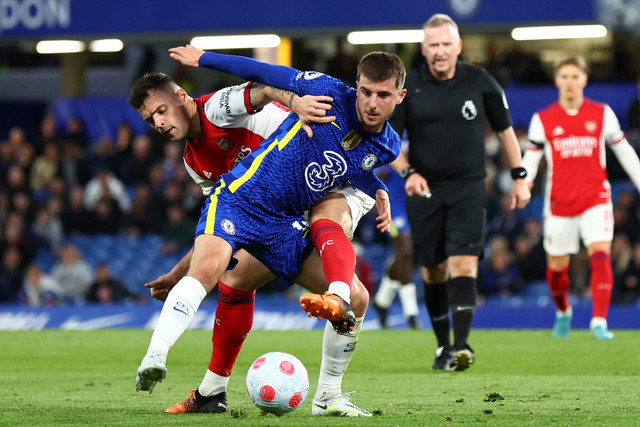 Pemain Chelsea Mason Mount berebut bola dengan pemain Arsenal Granit Xhaka pada pertandingan lanjutan Liga Inggris di Stamford Bridge, London, Inggris. Foto: David Klein/REUTERS