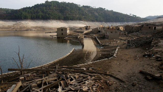 Potret udara menunjukkan Desa kuno Aceredo yang telah tenggelam oleh sungai Limia pada 1990-an, kini muncul kembali, di Concello de Lobios, Spanyol. Foto: Miguel Vidal/REUTERS