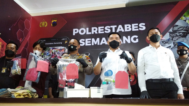 Jumpa pers terkait Kasus ayah yang perkosa anak kandungnya hingga tewas di Mapolrestabes Semarang, Jawa Tengah pada Senin (21/3). Foto: Intan Alliva Khansa/kumparan