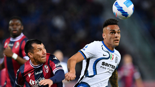 Pemain Inter Milan Lautaro Martinez duel dengan Gary Medel dari Bologna di Stadio Renato Dall'Ara, Bologna, Italia. Foto: Jennifer Lorenzini/Reuters