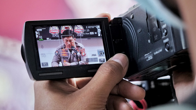 Kabid Humas Polda Metro Jaya Kombes Endra Zulpan saat konferensi pers kasus penyalahgunaan narkotika di Halaman Gedung Resnarkoba Polda Metro Jaya, Jakarta, Kamis (17/3/2022). Foto: Jamal Ramadhan/kumparan