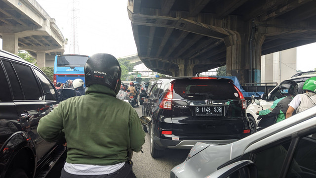 Arus lalu lintas di Jakarta pasca libur lebaran 1443 Hijriah, Senin (9/5/2022). Foto: Jonathan Devin/kumparan