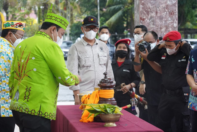 Wakil Gubernur Kalteng saat memberangkatkan sampel tanah dan air ke IKN.