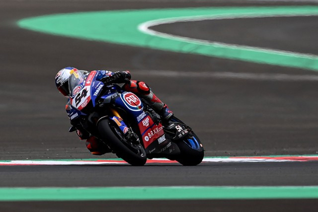 Pembalap tim Pata Yamaha With Brixx WorldSBK Toprak Razgatlioglu memacu motornya dalam race 1 WorldSBK seri Indonesia 2021 di Pertamina Mandalika International Street Circuit, Lombok Tengah, Nusa Tenggara Barat (NTB), Minggu (21/11). Foto: Sigid Kurniawan/ANTARA FOTO