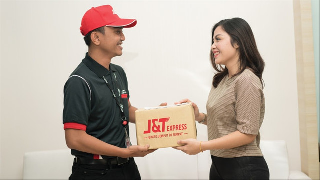 Ilustrasi kurir J&T mengirim barang ke pelanggan. Foto: Dokumentasi J&T Express.