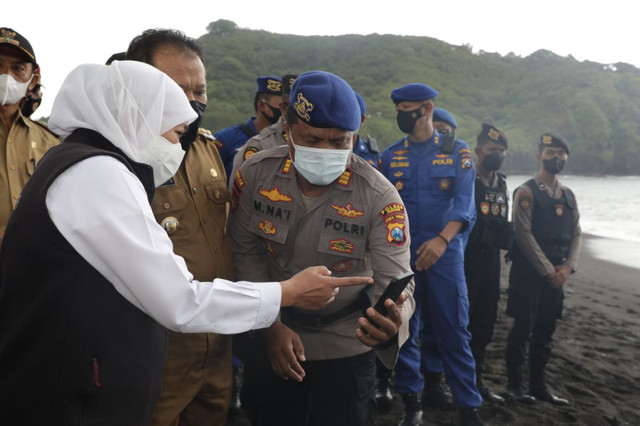 Khofifah Serahkan Santunan untuk Keluarga Korban Ritual Maut di Pantai Payangan
