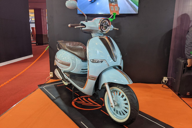 Motor skutik Keeway Shiny 150 yang diluncurkan di IIMS Hybrid 2022. Foto: Sena Pratama/kumparan