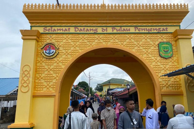 Wisatawan mengunjungi destinasi wisata religi dan sejarah di Pulau Penyengat, Tanjungpinang. (Foto: Antara)