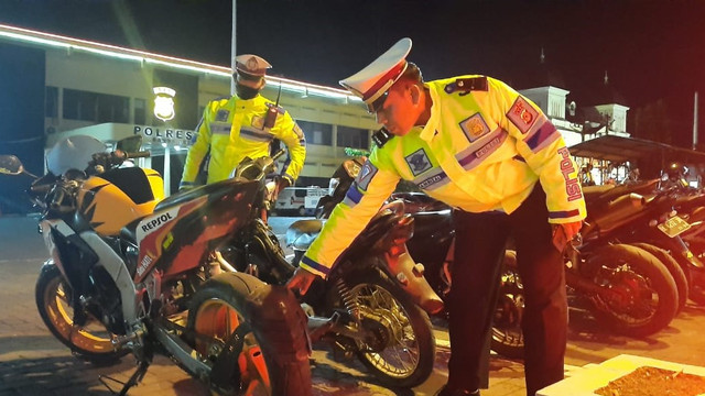 Polisi menunjukkan sepeda motor berknalpot bising yang disita hasil razia semalam di Kota Banda Aceh. Foto: Dok. Polresta Banda Aceh