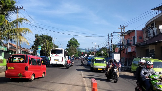 Arus kendaraan pemudik, baik sepeda motor maupun mobil pada H-7 Lebaran, mulai terpantau ramai melintasi jalur mudik di Kabupaten Cianjur, Jawa Barat, Senin (25/4). Foto: Purwanda Angga/STR/kumparan