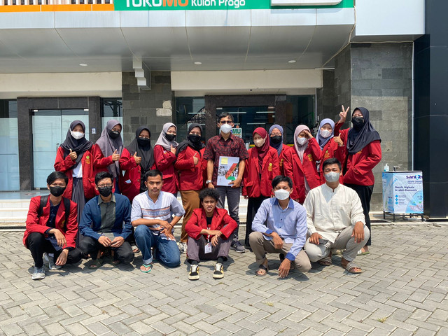 Foto bersama LPM setelah monitoring dan evaluasi. (Sumber : PDD KKN MH 005 UMY).
