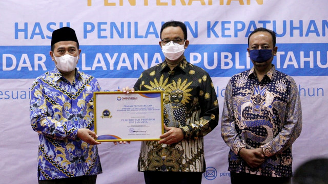 Ketua Ombudsman RI Mokhammad Najih secara simbolis menyerahkan penghargaan predikat kepada Gubernur DKI Jakarta, Anies Baswedan di Kantor Pusat Ombudsman RI, Jakarta Selatan, Selasa (19/4/2022). Foto: PPID DKI Jakarta