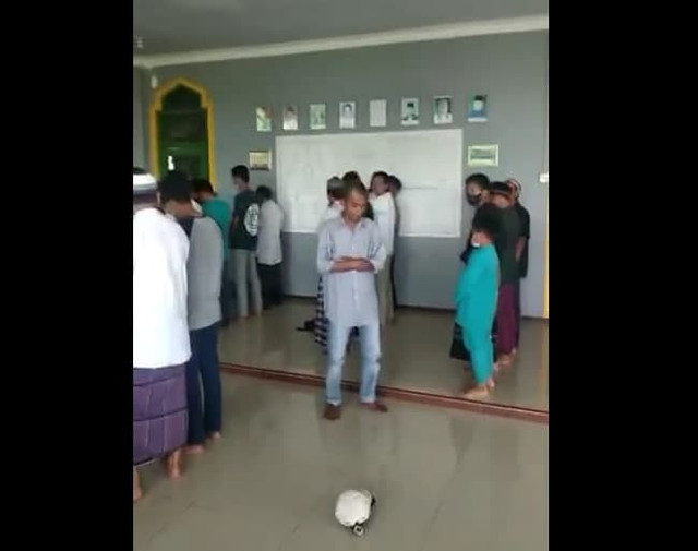 Video viral seorang jemaah salat Jumat di Sagulung. (Foto: ist/Batamnews)