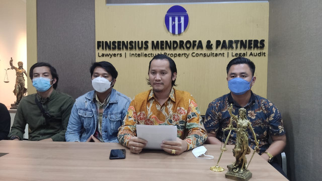 Pengacara korban binary option, Finsensius Mendrofa (kedua dari kanan). Foto: Jonathan Devin/kumparan