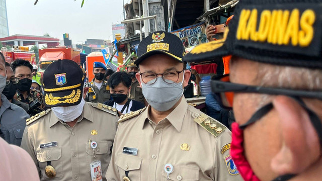 Gubernur DKI Jakarta Anies Baswedan meninjau Pasar Gembrong, Jakarta Timur, Senin (25/4). Foto: Haya Syahira/kumparan