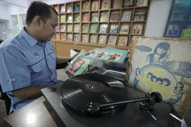 Pegawai RRI Surabaya melakukan digitalisasi piringan hitam (vinyl) di Ruang Restorasi Piringan Hitam RRI Surabaya, Jawa Timur, Rabu (9/3/2022).  Foto: Rizal Hanafi/ANTARA FOTO