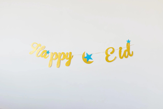 https://www.pexels.com/id-id/@rodnae-prod - ucapan minal aidin wal faizin untuk teman