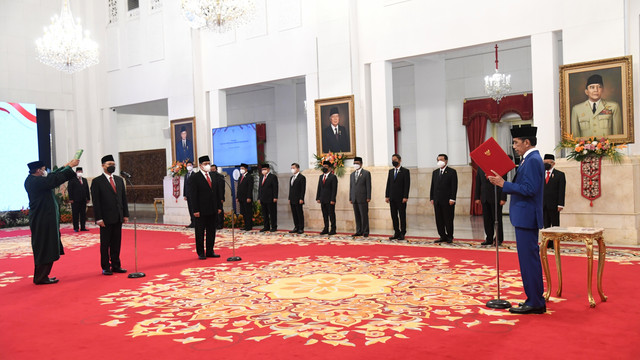 Presiden Joko Widodo melantik Bambang Susantono sebagai Kepala Otorita Ibu Kota Nusantara (IKN) dan Dhony Rahajoe sebagai Wakil Kepala, di Istana Negara, Jakarta, Kamis (10/3/2022). Foto: Rusman/Biro Pers Sekretariat Presiden