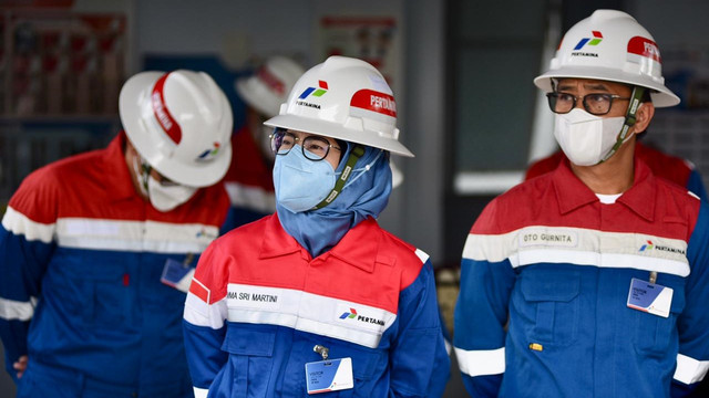 Direktur Keuangan Pertamina Emma Sri Martini melakukan Safari Ramadan Pertamina dengan mengunjungi Stasiun Pengumpul Bangadua di Indramayu, Jawa Barat. Foto: Dok. Pertamina