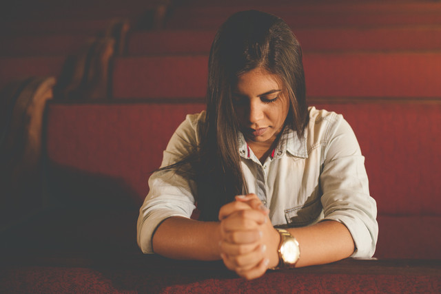 Ilustrasi mendaraskan Doa Tobat Katolik Saya Mengaku. Foto: Unsplash