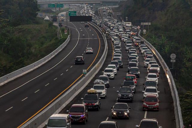 Foto udara kendaraan roda empat yang didominasi pemudik melintas perlahan di Jalan Tol Trans Jawa, Semarang-Solo Km 441 B, Bawen, Kabupaten Semarang, Jawa Tengah, Jumat (6/5/2022). Foto: Aji Styawan/ANTARA FOTO