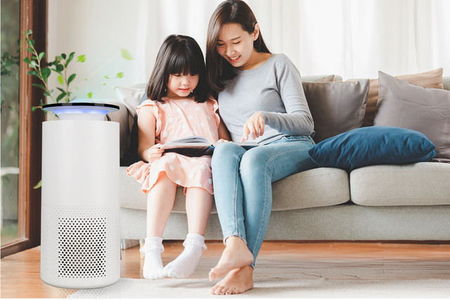 Kurangnya ventilasi udara, perabotan rumah yang rusak, hingga sesederhana karpet yang lembap menjadi beberapa faktor yang menyebabkan buruknya kualitas udara di dalam rumah. Foto: dok. Polytron Indonesia
