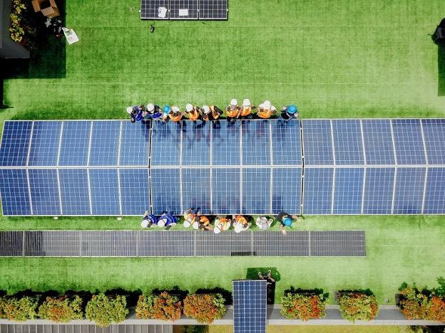 ESDM Bekali Mahasiswa Gerilya dengan Praktik Instalasi PLTS Atap di PT SEI (https://ebtke.esdm.go.id/post/2021/10/26/2994/esdm.bekali.mahasiswa.gerilya.dengan.praktek.instalasi.plts.atap.di.pt.sei)