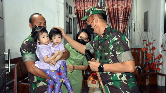 Komandan Korem (Danrem) 131/Santiago, Brigjen TNI Mukhlis, SAP, MM, saat mengunjungi bayi kembar siam anak dari Serda Fredrik Lumowa yang bertugas di Kodim 1302/Minahasa.