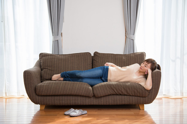 Ilustrasi Ibu Rebahan di Sofa. Foto: Shutterstock